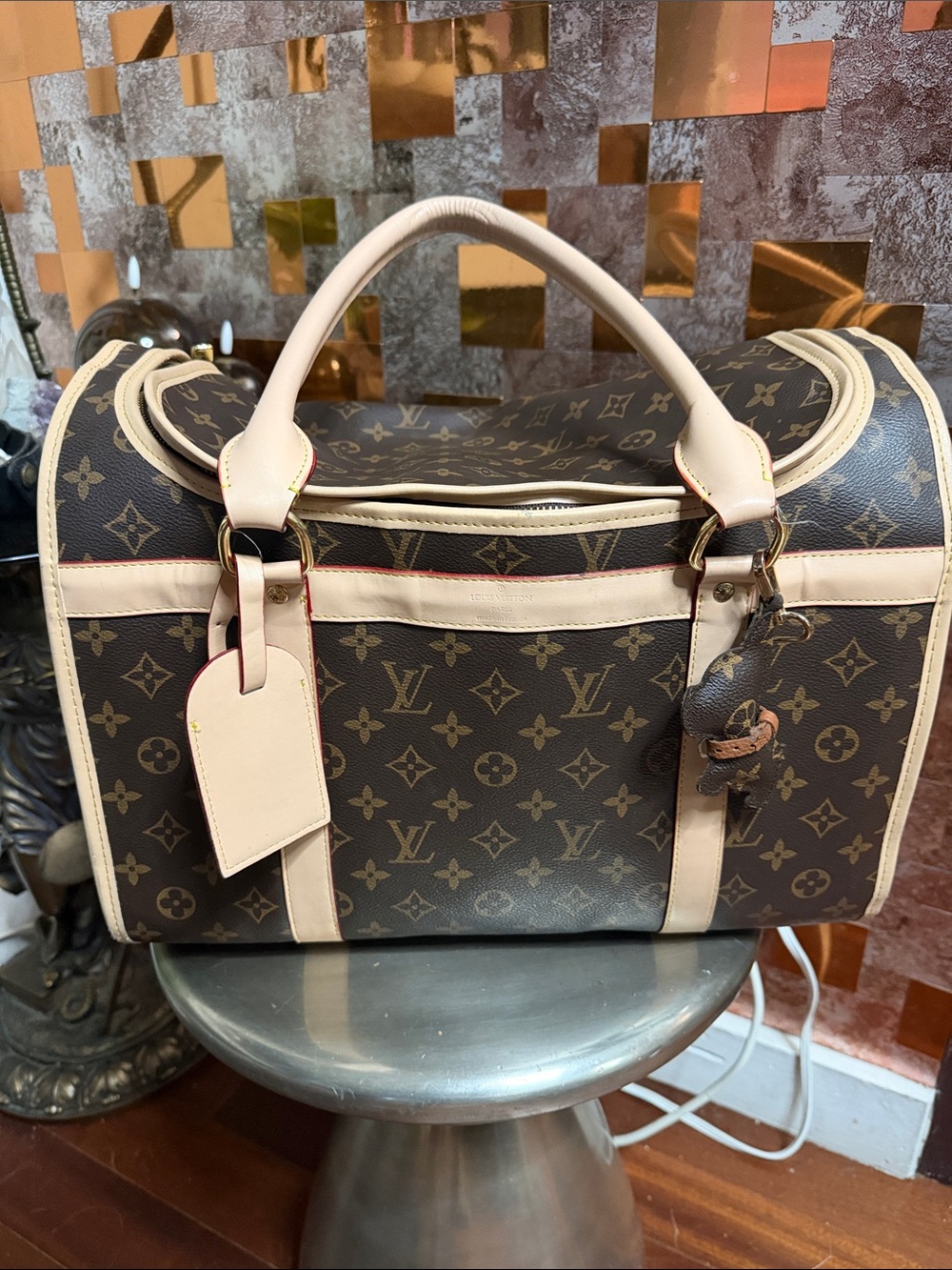 Beautiful,Well-Loved Pet Carrier with Dust Bag &Leather Luggage Tag.NO DOG CHARM